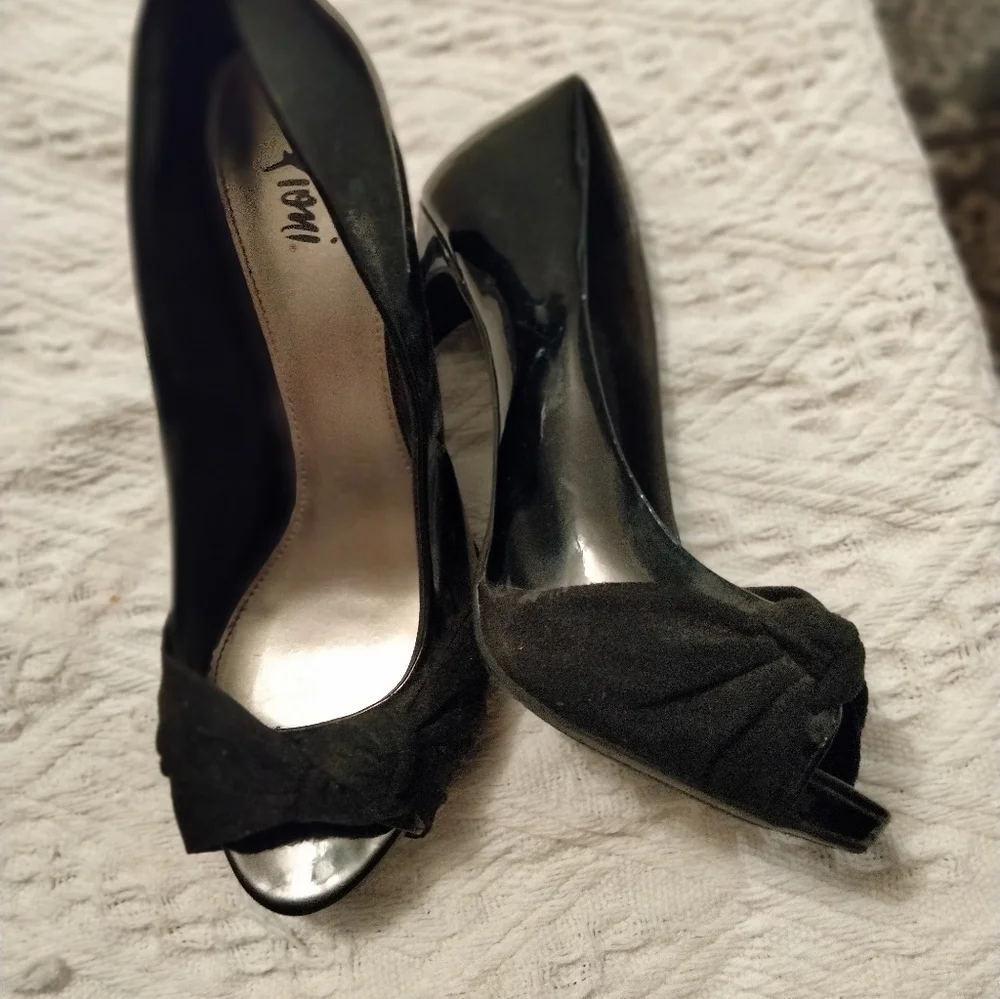 Heels - Picture 2 of 2